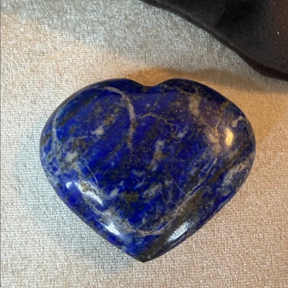 Natural Earth Mined Polished Heart palm Stone 2.5” - Picture 5 of 7